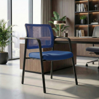 Sedia Conferenza Hermes con braccioli, base a 4 gambe, seduta ampia, schienale in rete