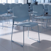 Sedia da Conferenza con braccioli Nadya, Pratica e impilabile