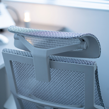 sedia ergonomica grigio struttura bianca rete transpirante braccioli regolabili 5d supporto lombare poggiatesta 15
